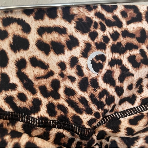 ZYIA Active Leopard Brilliant Scrunchy What Hi-rise 7/8 Leggings - Picture 7 of 11